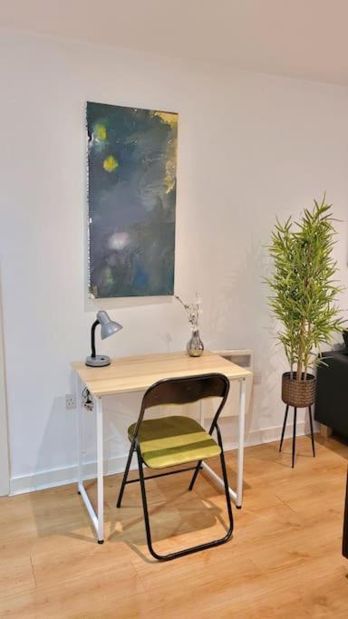 Balcony-View With Free And Secured Parking Appartement Manchester Buitenkant foto
